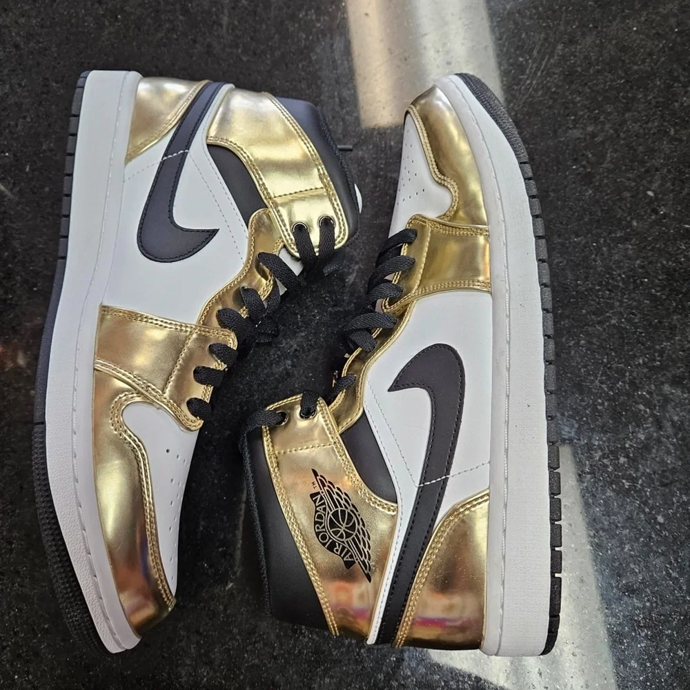Sz 10.5 2020 Air Jordan 1 Mid SE 'Metallic Gold'